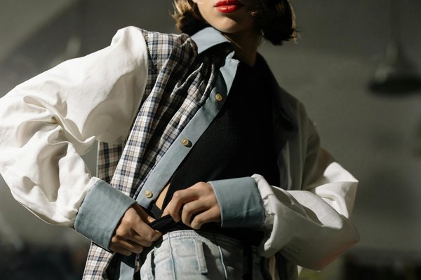 How to Style Chunky Sneakers with Feminine Dresses for a Balanced Look?